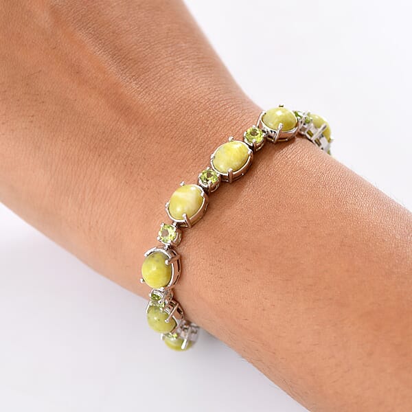 EverTrue Connemara Marble Peridot Claddagh Bracelet In Platinum Bond (7.25 In) 25.25 Ctw