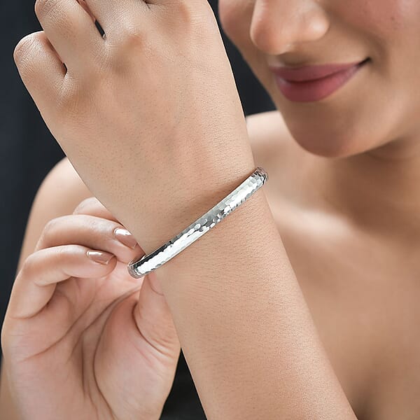 Hammered Textured Bangle Bracelet In Sterling Silver (7.25 In) 4.60 Grams