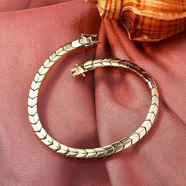 Luxoro Chevron Link Bracelet In 10K Yellow Gold (7.25 In) 7.15 Grams