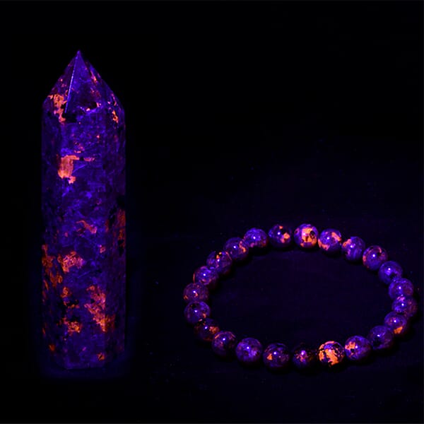 Natural Yooperlite 535.00 Ctw Pencil (3.5-3.9In) And Beaded 8mm Stretch Bracelet With Free UV Flash Light