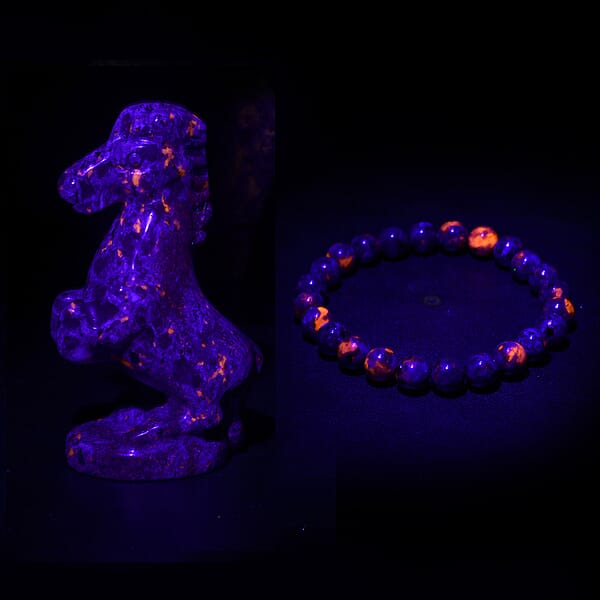Natural Yooperlite 915.00 Ctw Pixiu And Beaded Stretch Bracelet With Free UV Flash Light